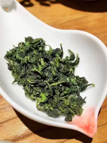 I bought this tea as a gift for a friend who’s a huge fan of oolong